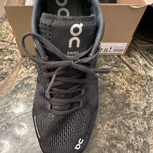 ON Tennis Shoes size 7 1/2 Excellent condition as pictured - Picture 5 of 16